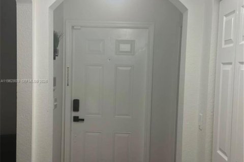 Снять в аренду таунхаус в Хомстед, Флорида 4 спальни, 135.45м2, № 2025392 - фото 3