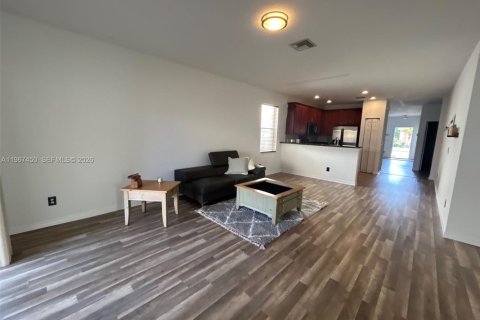 House in St. Lucie, Florida 4 bedrooms, 173.17 sq.m. № 2028662 - photo 4