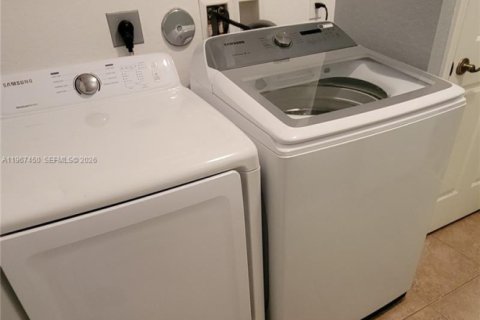 House in St. Lucie, Florida 4 bedrooms, 173.17 sq.m. № 2028662 - photo 5