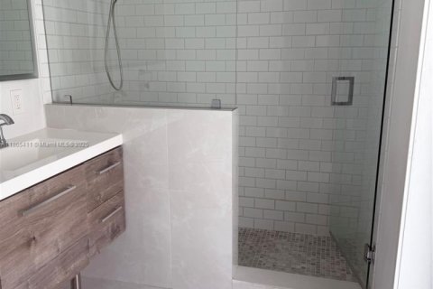 House in Coral Gables, Florida 4 bedrooms, 177.07 sq.m. № 1895386 - photo 30