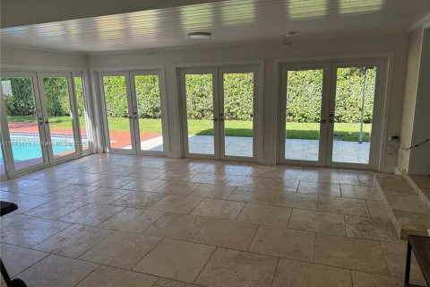 House in Coral Gables, Florida 4 bedrooms, 177.07 sq.m. № 1895386 - photo 25