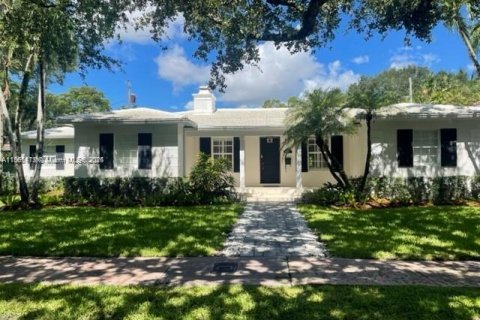 House in Coral Gables, Florida 4 bedrooms, 177.07 sq.m. № 1895386 - photo 1