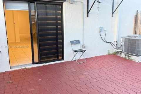 Снять в аренду виллу или дом в Хомстед, Флорида 3 спальни, 149.76м2, № 1991779 - фото 3