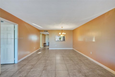 Condo in Pembroke Pines, Florida, 2 bedrooms  № 1693140 - photo 12