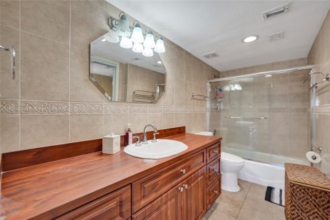 Condo in Pembroke Pines, Florida, 2 bedrooms  № 1693140 - photo 17