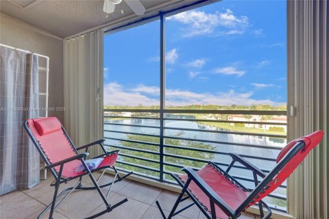 Condo in Pembroke Pines, Florida, 2 bedrooms  № 1693140 - photo 2