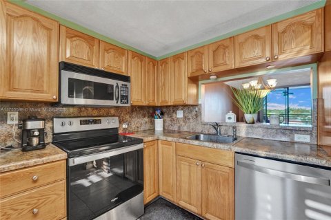 Condo in Pembroke Pines, Florida, 2 bedrooms  № 1693140 - photo 9