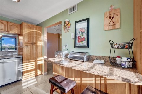 Condo in Pembroke Pines, Florida, 2 bedrooms  № 1693140 - photo 8