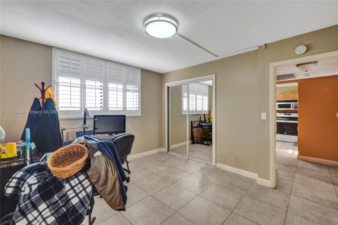 Condo in Pembroke Pines, Florida, 2 bedrooms  № 1693140 - photo 19