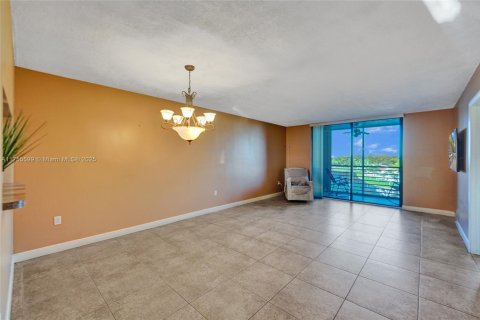 Condo in Pembroke Pines, Florida, 2 bedrooms  № 1693140 - photo 13