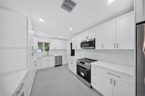 Casa en venta en Plantation, Florida, 4 dormitorios, 170.29 m2 № 2412404 - foto 3