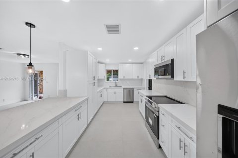 Casa en venta en Plantation, Florida, 4 dormitorios, 170.29 m2 № 2412404 - foto 2