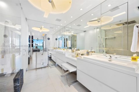 Condo in Miami Beach, Florida, 3 bedrooms  № 1938288 - photo 23