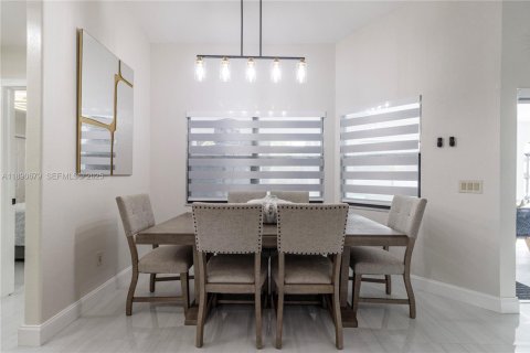 House in Port Charlotte, Florida 4 bedrooms, 174.66 sq.m. № 2034825 - photo 9