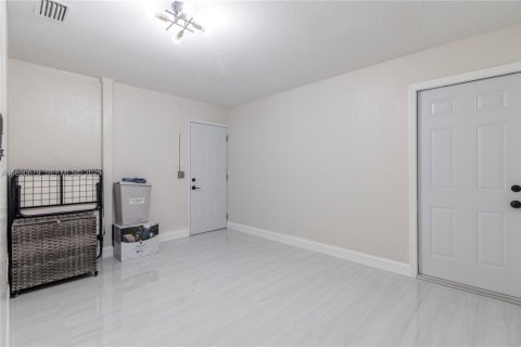 House in Port Charlotte, Florida 4 bedrooms, 174.66 sq.m. № 2034825 - photo 16