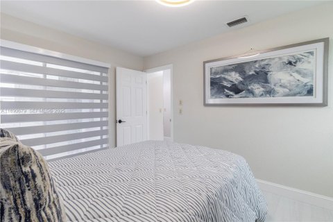 House in Port Charlotte, Florida 4 bedrooms, 174.66 sq.m. № 2034825 - photo 20