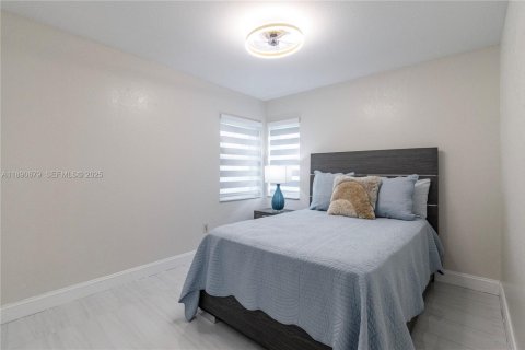 House in Port Charlotte, Florida 4 bedrooms, 174.66 sq.m. № 2034825 - photo 27