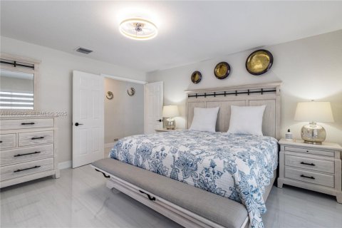 House in Port Charlotte, Florida 4 bedrooms, 174.66 sq.m. № 2034825 - photo 25