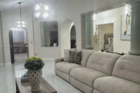 House in Port Charlotte, Florida 4 bedrooms, 174.66 sq.m. № 2034825 - photo 19