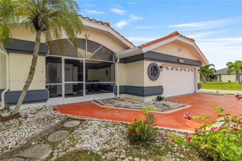 House in Port Charlotte, Florida 4 bedrooms, 174.66 sq.m. № 2034825 - photo 3