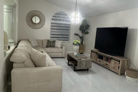 House in Port Charlotte, Florida 4 bedrooms, 174.66 sq.m. № 2034825 - photo 17