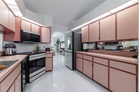 House in Port Charlotte, Florida 4 bedrooms, 174.66 sq.m. № 2034825 - photo 13