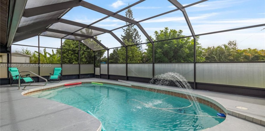 House in Port Charlotte, Florida 4 bedrooms, 174.66 sq.m. № 2034825