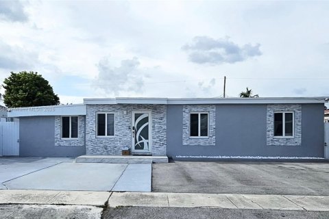 Casa en venta en Hialeah, Florida, 7 dormitorios, 264.12 m2 № 1834249 - foto 3