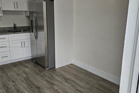 Casa en venta en Hialeah, Florida, 7 dormitorios, 264.12 m2 № 1834249 - foto 7