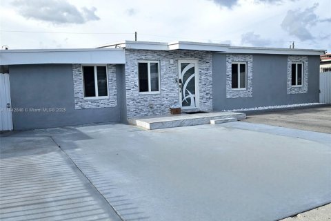 Casa en venta en Hialeah, Florida, 7 dormitorios, 264.12 m2 № 1834249 - foto 2