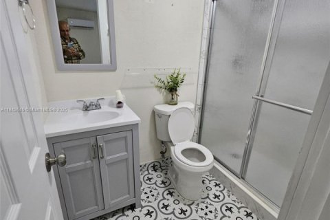 Casa en venta en Hialeah, Florida, 7 dormitorios, 264.12 m2 № 1834249 - foto 15