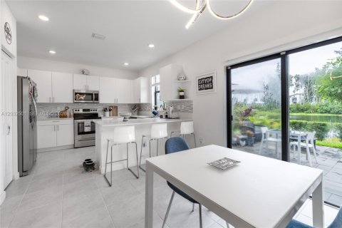 Adosado en venta en Miami Gardens, Florida, 3 dormitorios, 124.86 m2 № 2146522 - foto 2