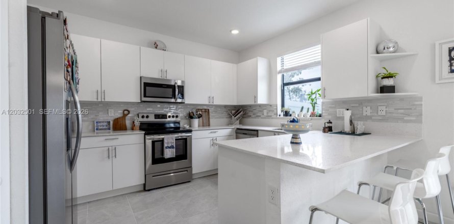 Adosado en Miami Gardens, Florida 3 dormitorios, 124.86 m2 № 2146522