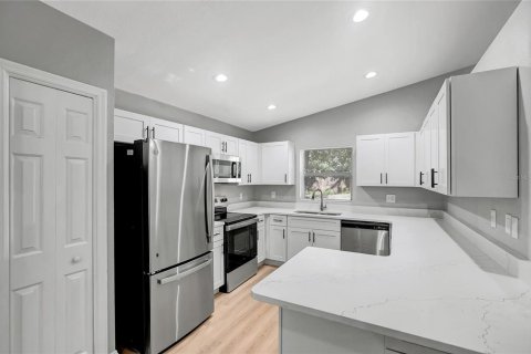 Villa ou maison à vendre à Tampa, Floride: 3 chambres, 158.58 m2 № 2415041 - photo 6