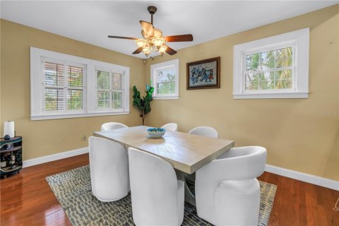 House in Saint Petersburg, Florida 5 bedrooms, 347.45 sq.m. № 1690925 - photo 15