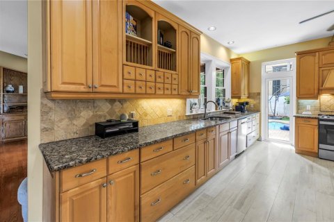 House in Saint Petersburg, Florida 5 bedrooms, 347.45 sq.m. № 1690925 - photo 9