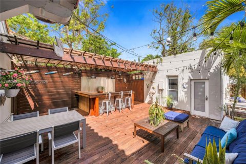 Villa ou maison à vendre à Miami, Floride: 4 chambres, 235.51 m2 № 2064346 - photo 30