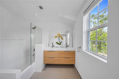 Villa ou maison à vendre à Miami, Floride: 4 chambres, 235.51 m2 № 2064346 - photo 24