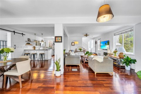 Villa ou maison à vendre à Miami, Floride: 4 chambres, 235.51 m2 № 2064346 - photo 4