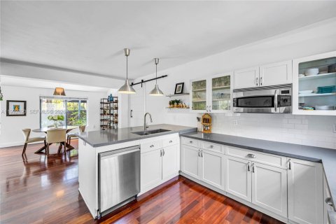 Villa ou maison à vendre à Miami, Floride: 4 chambres, 235.51 m2 № 2064346 - photo 9