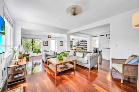 Villa ou maison à vendre à Miami, Floride: 4 chambres, 235.51 m2 № 2064346 - photo 15