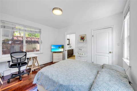 Villa ou maison à vendre à Miami, Floride: 4 chambres, 235.51 m2 № 2064346 - photo 17