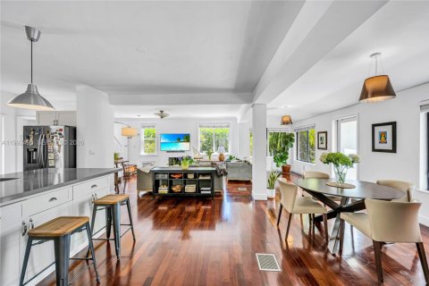 Villa ou maison à vendre à Miami, Floride: 4 chambres, 235.51 m2 № 2064346 - photo 7