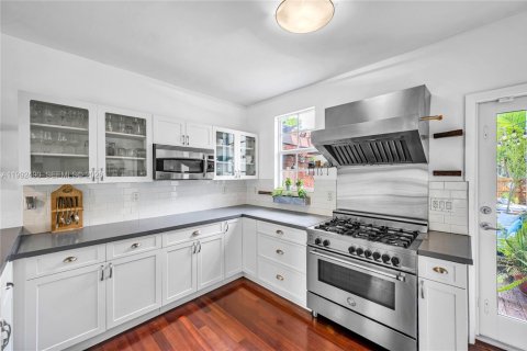 Villa ou maison à vendre à Miami, Floride: 4 chambres, 235.51 m2 № 2064346 - photo 10