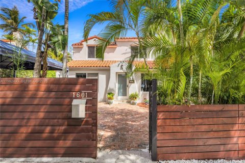 Villa ou maison à Miami, Floride 4 chambres, 235.51 m2 № 2064346