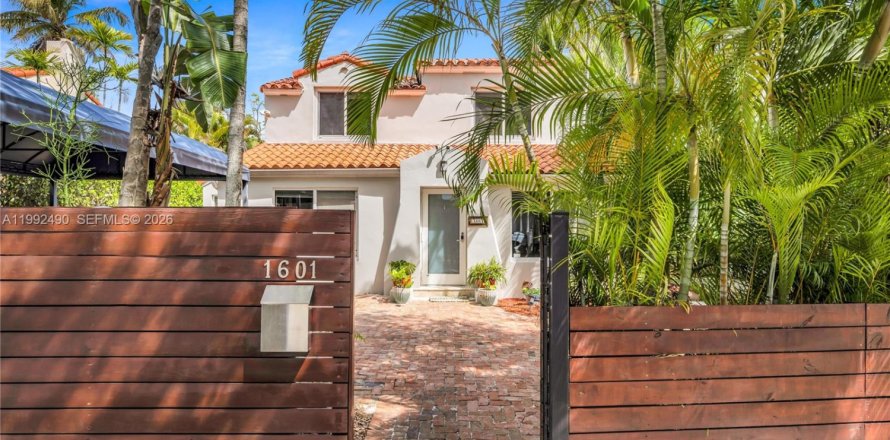 Villa ou maison à Miami, Floride 4 chambres, 235.51 m2 № 2064346