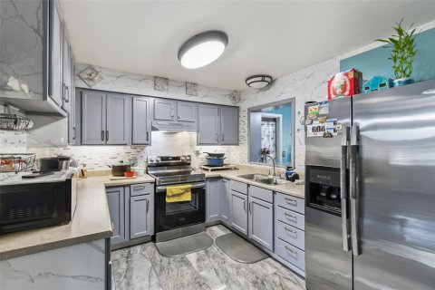 Villa ou maison à vendre à Sorrento, Floride: 5 chambres, 188.87 m2 № 2135486 - photo 8