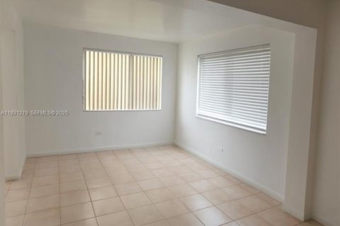 Villa ou maison à vendre à Hialeah, Floride: 4 chambres, 131.46 m2 № 1989973 - photo 8