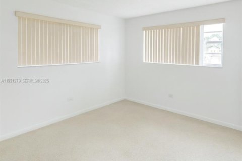 Villa ou maison à vendre à Hialeah, Floride: 4 chambres, 131.46 m2 № 1989973 - photo 6