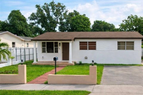 Villa ou maison à vendre à Hialeah, Floride: 4 chambres, 131.46 m2 № 1989973 - photo 1
